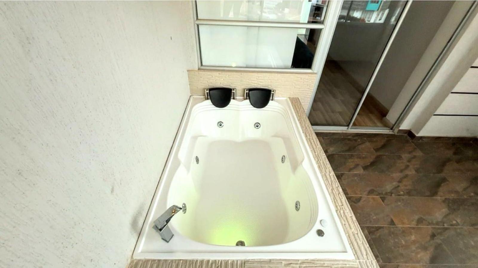 Moderno Apto Con Jacuzzi En